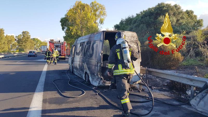 Catania-Siracusa, in fiamme furgone del corriere all'altezza dello ...